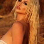 Lindsey Pelas Instagram – Hi :) ⁣
⁣
NEW exclusive photoshoot on @Maxim at Maxim.com  shot by @deoncaseyphotography @alayzacaseymakeup ⁣@peterhairbh
⁣
I’m also a double podcast guest today with new episodes of Berning in Hell with @Beingbernz ⁣
& Unfiltered with @BrandiGlanville ⁣
⁣
Link to all in my stories! 💫🌟⁣