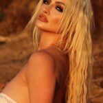 Lindsey Pelas Instagram - Hi :) ⁣ ⁣ NEW exclusive photoshoot on @Maxim at Maxim.com shot by @deoncaseyphotography @alayzacaseymakeup ⁣@peterhairbh ⁣ I'm also a double podcast guest today with new episodes of Berning in Hell with @Beingbernz ⁣ & Unfiltered with @BrandiGlanville ⁣ ⁣ Link to all in my stories! 💫🌟⁣