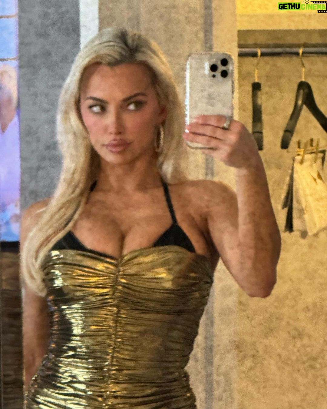 Lindsey Pelas Instagram - the category is trophy 🏆sponsored by @elevateagency @fontainebleaulasvegas Las Vegas, Nevada