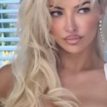 Lindsey Pelas Instagram - Holiday party Lindsey. Nutcracker Lindsey. Nakatomi Plaza Lindsey or Tosh in a turtleneck. Choose your fighter.