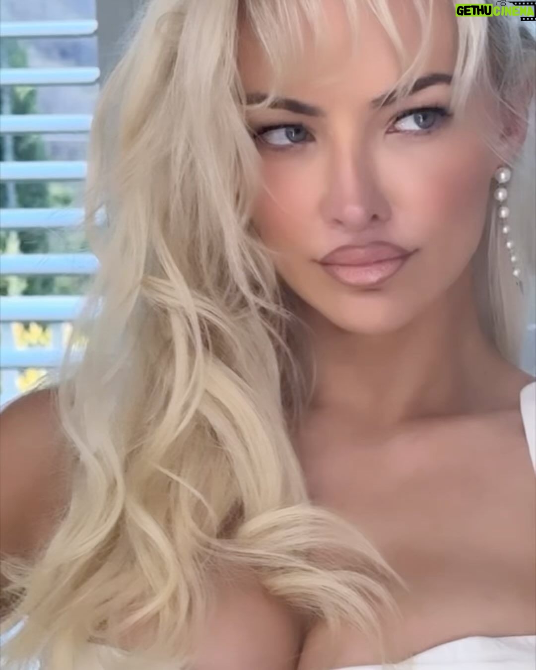 Lindsey Pelas Instagram - Holiday party Lindsey. Nutcracker Lindsey. Nakatomi Plaza Lindsey or Tosh in a turtleneck. Choose your fighter.
