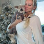 Lindsey Pelas Instagram - Holiday party Lindsey. Nutcracker Lindsey. Nakatomi Plaza Lindsey or Tosh in a turtleneck. Choose your fighter.