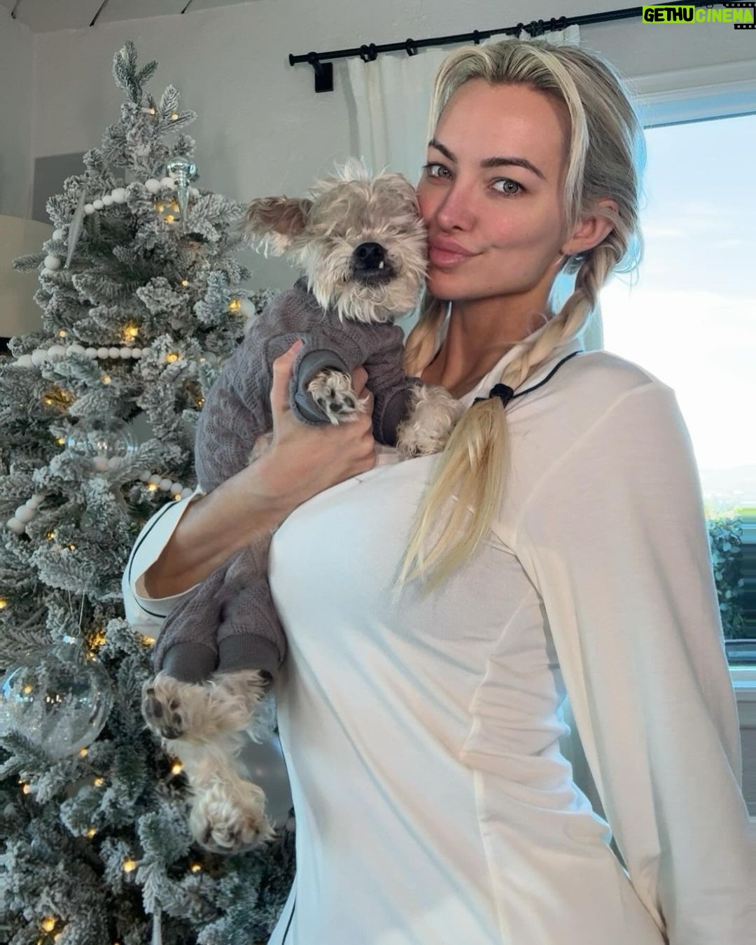 Lindsey Pelas Instagram - Holiday party Lindsey. Nutcracker Lindsey. Nakatomi Plaza Lindsey or Tosh in a turtleneck. Choose your fighter.