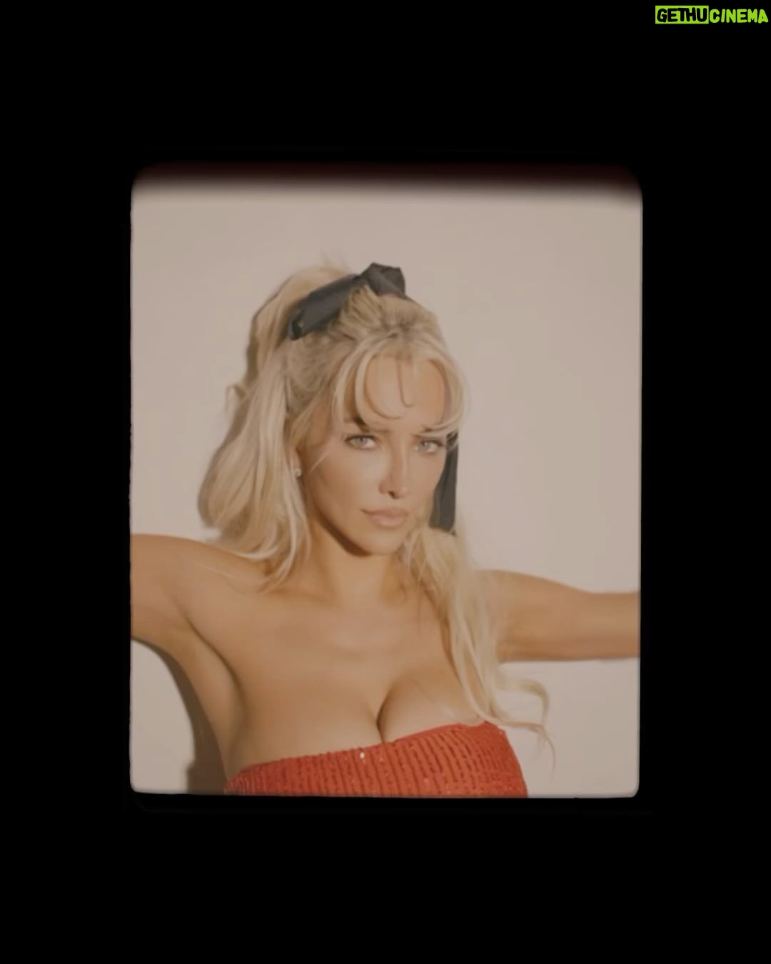 Lindsey Pelas Instagram - Merry Christmas 💋❤️ Lindsey