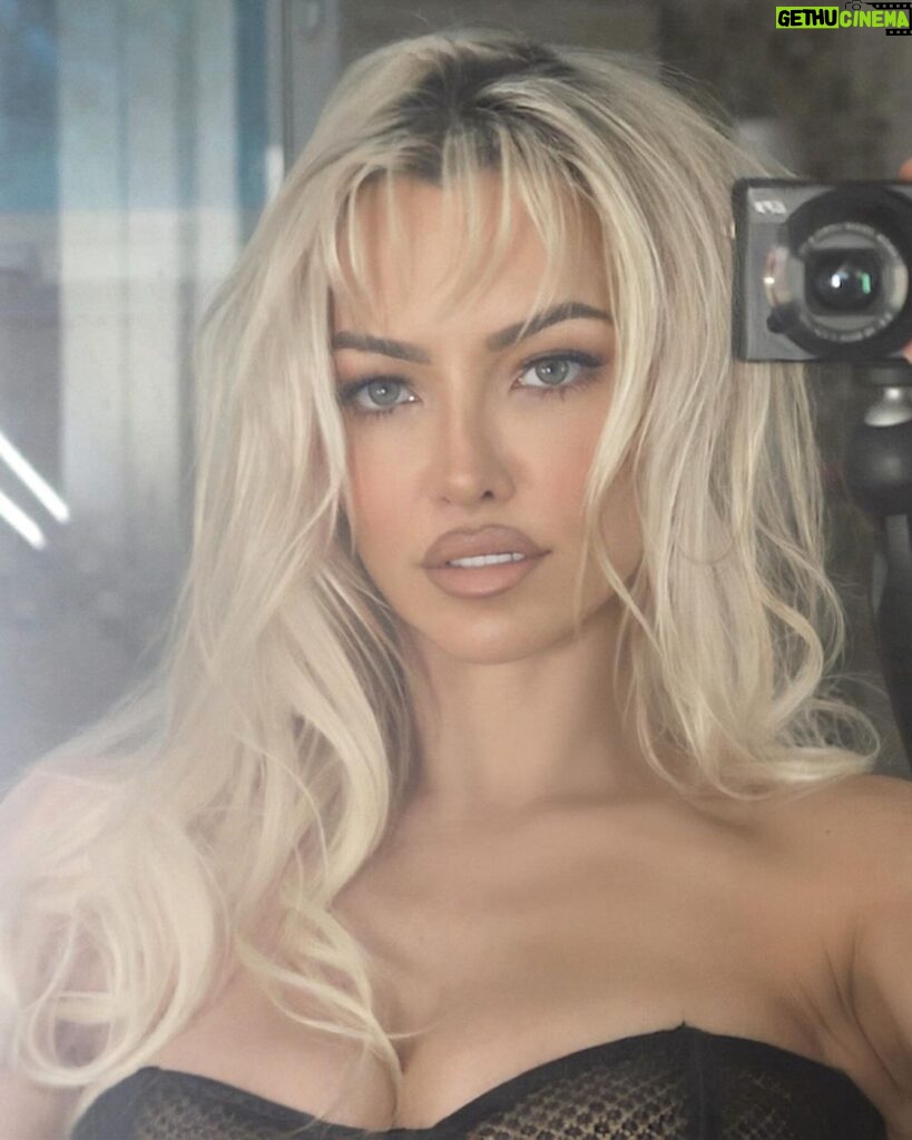 Lindsey Pelas Instagram - what’s your name who’s your daddyyy