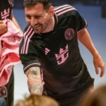 Lionel Messi Instagram – Miami, meet the Icon of Vacations. I’m honored to have officially welcomed @royalcaribbean #IconoftheSeas to Miami in a historic naming ceremony that I will remember forever.
Miami, les presento al Icon of Vacations. Es un honor dar la bienvenida oficial a Miami a @royalcaribbean #IconoftheSeas en una ceremonia de nombramiento inolvidable.
