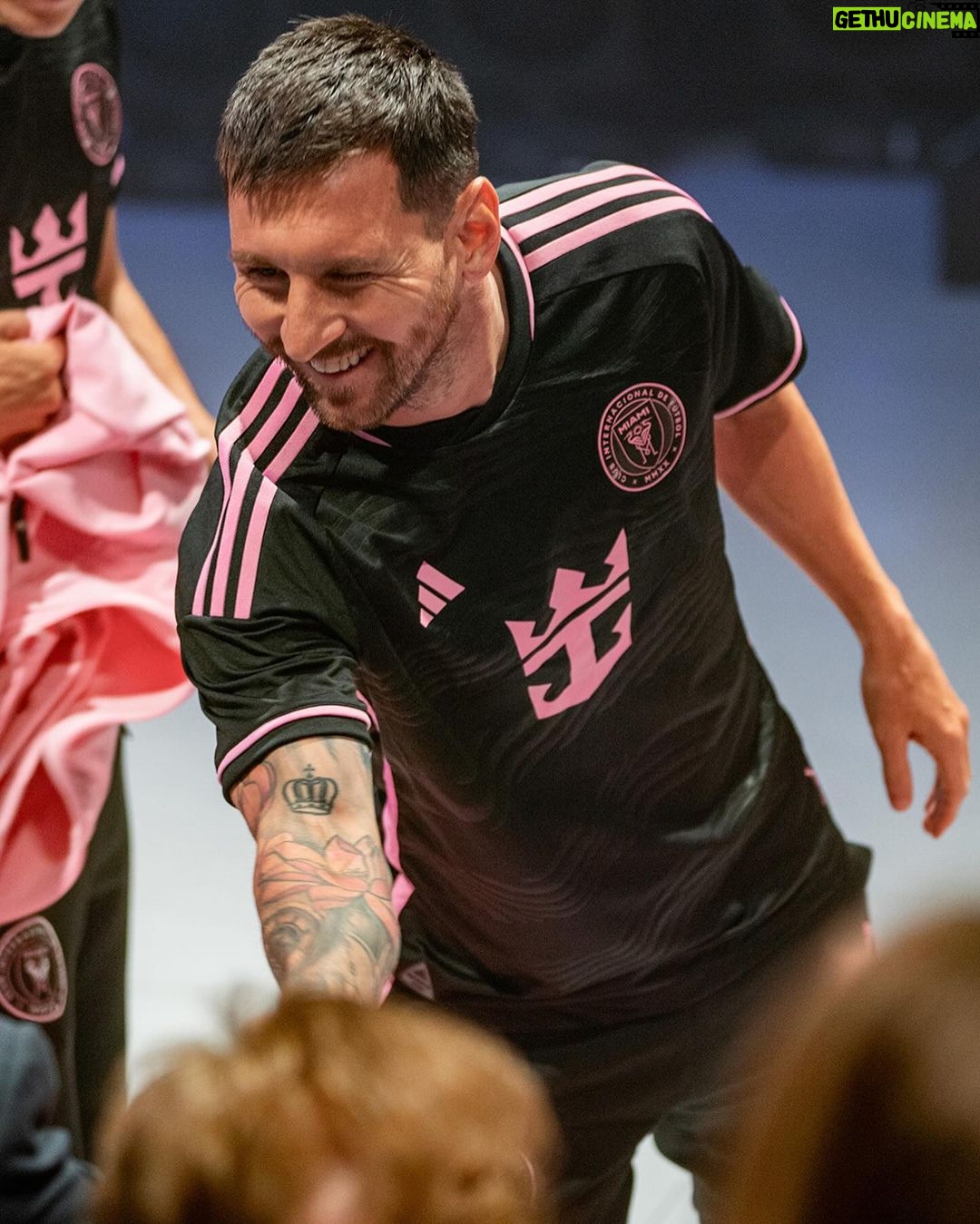 Lionel Messi Instagram - Miami, meet the Icon of Vacations. I’m honored to have officially welcomed @royalcaribbean #IconoftheSeas to Miami in a historic naming ceremony that I will remember forever. Miami, les presento al Icon of Vacations. Es un honor dar la bienvenida oficial a Miami a @royalcaribbean #IconoftheSeas en una ceremonia de nombramiento inolvidable.