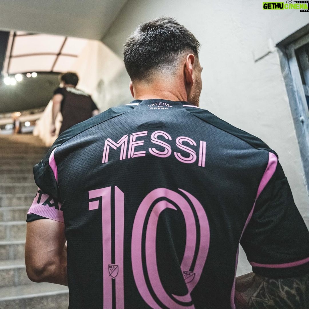 Lionel Messi Instagram - Arrancamos la pretemporada… Estadio Cuscatlan. El Salvador