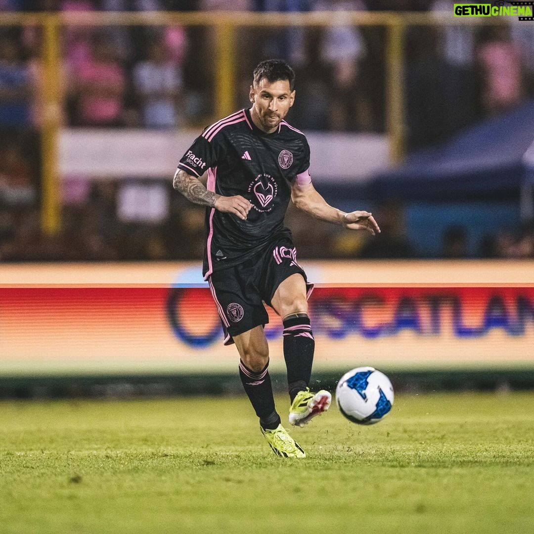 Lionel Messi Instagram - Arrancamos la pretemporada… Estadio Cuscatlan. El Salvador