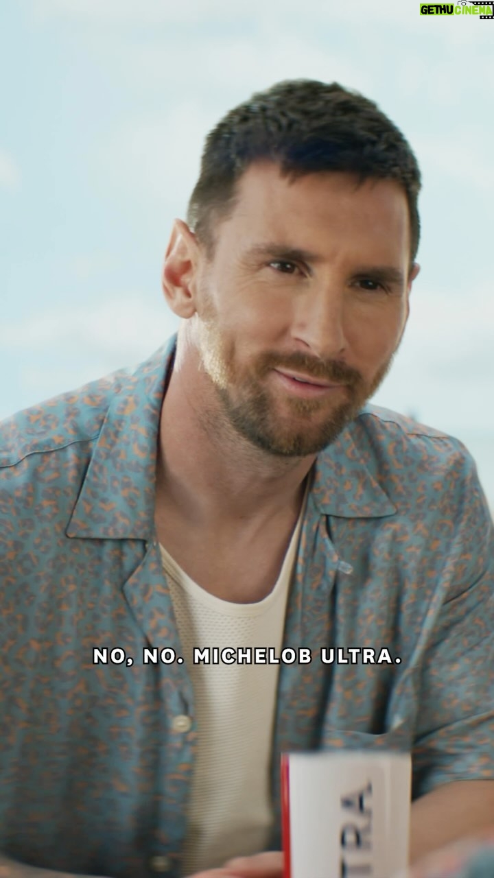 Lionel Messi Instagram - ¡lmposible esperar para mi debut en el #SuperBowlLVIll y esta @michelobULTRA bien helada! ¿Quién ganará la próxima edición? #GameOnULTRA Couldn’t wait for my #SuperBowlLVIll debut and that ice cold @michelobULTRA. Who’s got the next game? #GameOnULTRA