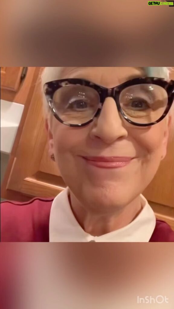 Lisa Lampanelli Instagram - Today we Judge. What are YOU judging today? Comment below! — Losers with a Dream podcast available on ITunes, Spotify and YouTube. New episodes every Tuesday at 8 am EST. LINK IN BIO. #recovery #podcast #podcastersofinstagram #podcasters #recoverypodcast #traumarecovery #selfhelp #selfcare #comedy #addiction #funny #selflove #standupcomedy Loserville