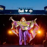 Lisa LeBlanc Instagram – Un mardi pas comme les autres aux Francos avec le @cirquealfonse et une passerelle pour la reine du Chiac disco @lisaleblancyo ❤️‍🔥🪩

📍Scène @bell_francais 
📸 @frederiquema & @victordiazlamich Quartier des spectacles, Montréal