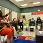 Lisa LeBlanc Instagram - Aujourd'hui on a eu un blast (pi travaillés fort!) avec les élèves de l'École de l'Acadie pour finir la chanson thème de l'école. Bravo les élèves pi les profs, vous êtes les coolest pi la toune va être trop bonne. 🎸🎹🪇