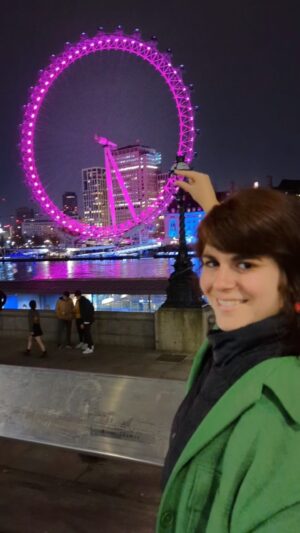 Lisa LeBlanc Instagram - Chiac Tours: Londres. 
Même si le roi était pas dispo pour un p’tit thé pi des biscuits, on a quand même réussi à se faire du fun.
#londres #london #uk #eurotrip #crossstitch #chiac #acadie #bedbugs #tourguide #guinessworldrecordbesttourguideintheworld