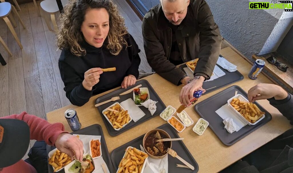 Lisa LeBlanc Instagram - Bedaine pleine de frites pi de boulets. 🍟🧆 Merci Arlon, maintenant on chill à Liège jusqu'à notre show mercredi au @reflektorclub ! Liège, Belgium
