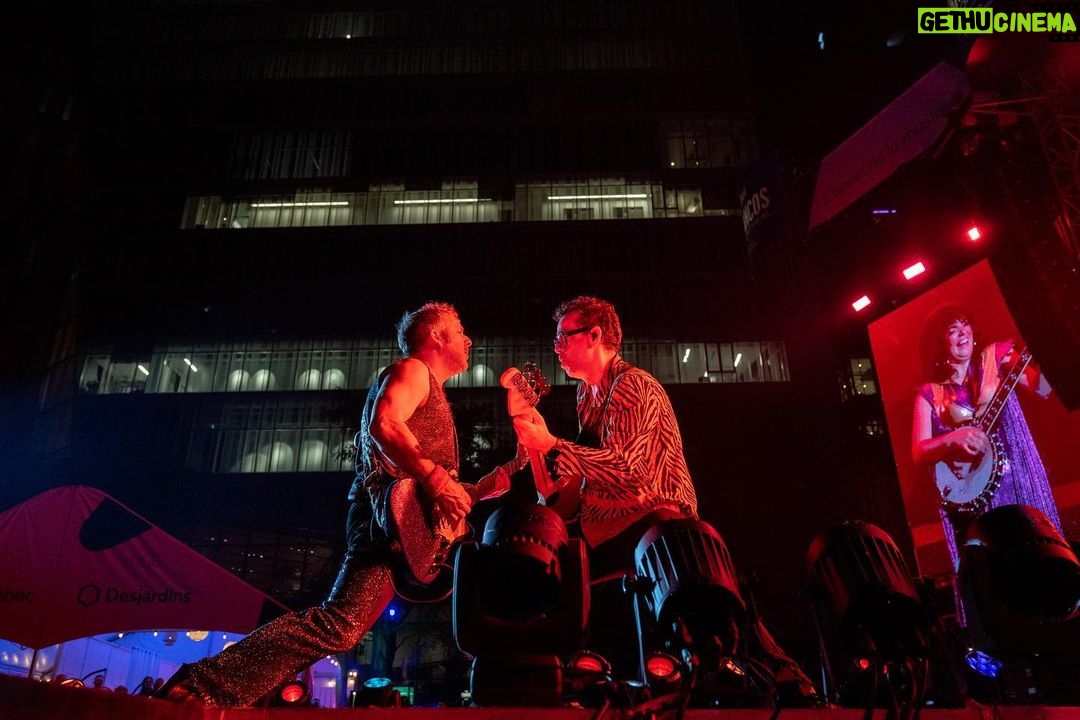 Lisa LeBlanc Instagram - Un mardi pas comme les autres aux Francos avec le @cirquealfonse et une passerelle pour la reine du Chiac disco @lisaleblancyo ❤️🔥🪩 📍Scène @bell_francais 📸 @frederiquema & @victordiazlamich Quartier des spectacles, Montréal