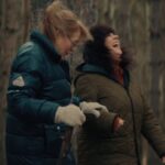 Lisa LeBlanc Instagram – Tellement heureuse de vous présenter le vidéoclip de Dans l’bois avec ma grande amie Edith Butler. On a écrit cette toune-là autour d’une table y’a 3 ans pi c’est fou de voir tout le chemin que ça fait depuis.
(En passant, c’est Edith qui a construit le banjo que je joue!)