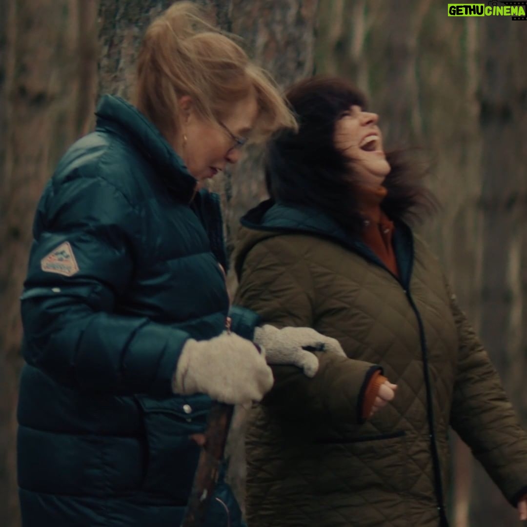 Lisa LeBlanc - 1.7K Likes - Tellement heureuse de vous présenter le vidéoclip de Dans l'bois avec ma grande amie Edith Butler. On a écrit cette toune-là autour d'une table y'a 3 ans pi c'est fou de voir tout le chemin que ça fait depuis.
(En passant, c'est Edith qui a construit le banjo que je joue!)