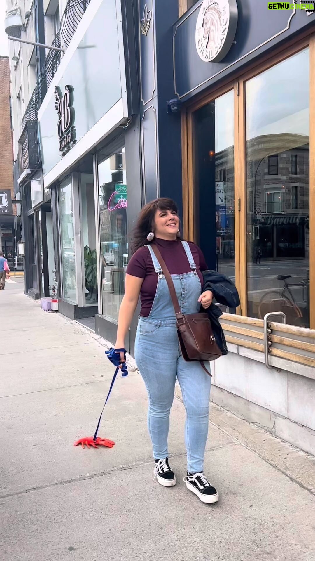 Lisa LeBlanc - 3.2K Likes - Une belle journée avec mon pet homard. 🦞