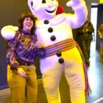 Lisa LeBlanc Instagram – Dans la catégorie: quessé qui se passe je comprends rien. Le bonhomme carnaval est venu me surprendre et dire bonjour après notre spectacle à Lille.
#isitadream #carnavaldequebec Lille, France