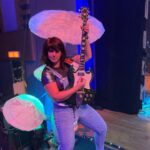 Lisa LeBlanc Instagram – 2022, t’étais WILD. Entre le release de Chiac Disco, Bouilli le homard, le retour des shows (après 3 ans de break!) les nouvelles rencontres pi de retrouver la route, ça été une année pas pire magique. Merci de me suivre dans toute ces aventures, bonne année pi on se revoit en 2023!