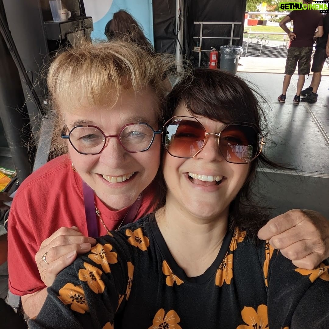 Lisa LeBlanc - 2.5K Likes - 2022, t'étais WILD. Entre le release de Chiac Disco, Bouilli le homard, le retour des shows (après 3 ans de break!) les nouvelles rencontres pi de retrouver la route, ça été une année pas pire magique. Merci de me suivre dans toute ces aventures, bonne année pi on se revoit en 2023!