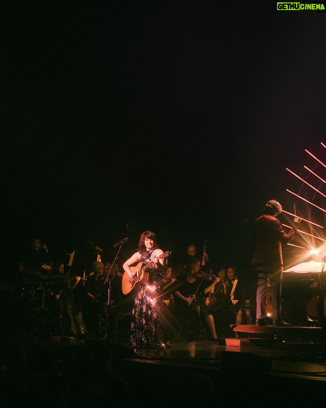 Lisa LeBlanc Instagram - Québec, encore une fois wowowowoowowow. Merci pour ces 2 spectacles magiques inoubliables. Merci à l'@OSQ_officiel pour l'accueil, le talent et votre générosité. On se reprend le 1er mars à Montréal avec l'@os_laval à Wilfrid Pelletier pour @mtlenlumiere. Pi le 15 mars à Ottawa au @nac.cna. Photo : Charline Clavier (@merci.bonsoir_)