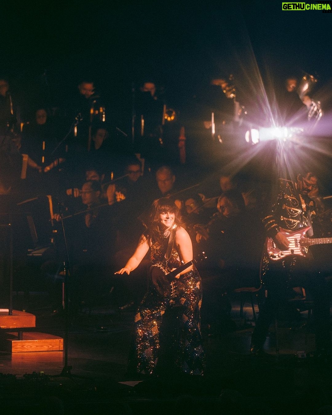 Lisa LeBlanc Instagram - Québec, WOW. J’ai pas de mots pour décrire cette expérience là. Merci à l’orchestre symphonique de Québec, notre chef d’orchestre Jean-Michel Malouf, Antoine Gratton notre arrangeur de rêve pi toute ma band pi nos techniciens précieux. On refait ça ce soir, même place, même heure! Photo : Charline Clavier (@merci.bonsoir_) Grand Théâtre de Québec