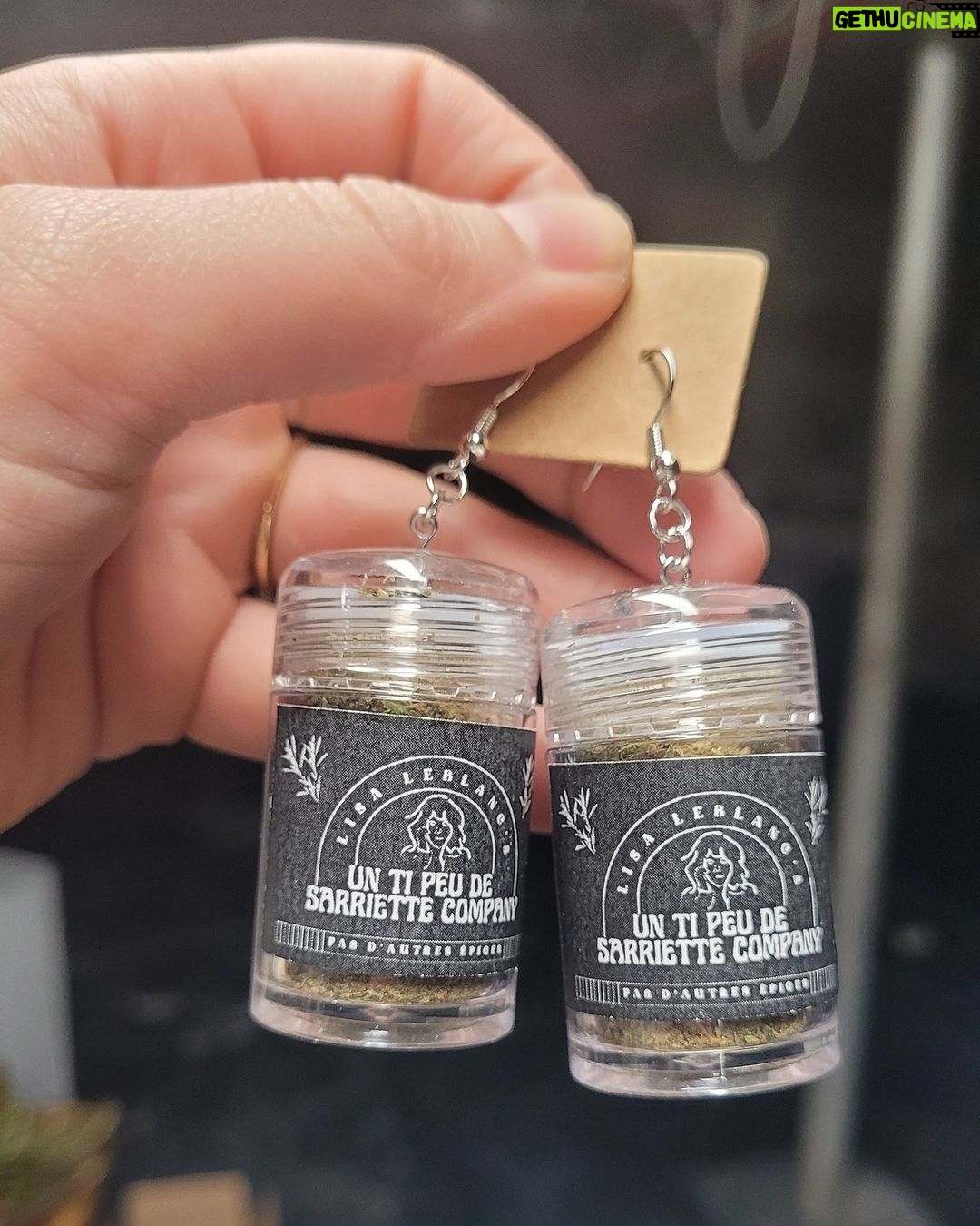 Lisa LeBlanc - 1.8K Likes - T'as toujours rêvé d'avoir des boucles d'oreilles de sarriette? Look no further!
On aura ces goodies ici à vendre à nos prochains shows symphoniques.
Création de: @queenofcooljewlery
Photo : @katno