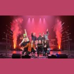 Lisa LeBlanc Instagram – Et c’est demême qu’on termine la tournée Chiac Disco au Québec! 
Merci 1 000 000 de fois à tout ceux qui sont venus nous voir et à cette belle famille de tournée magnifique. J’vous aime en ti pépére pi suis ému de toute ces aventures qu’on a eu la chance de vivre ensemble. ❤️
@duvalsunny 🎸
@ben_s_oatmeal_business 🎸
@cam.geli 🎹
@maximegosselin_1 🥁
@coyorc 🕺💰🚚
@duncan.marc.andre 🔊🎤
@julbasse 💡🔦 et @loanrixhon

On se voit en nov. en Europe en power trio pi en déc. au US!