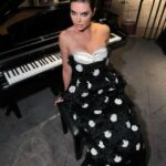 Lisa Rinna Instagram - AFTER PARTY VIBES 🪩and feathers @richardquinn 🖤🤍 The Londoner Hotel