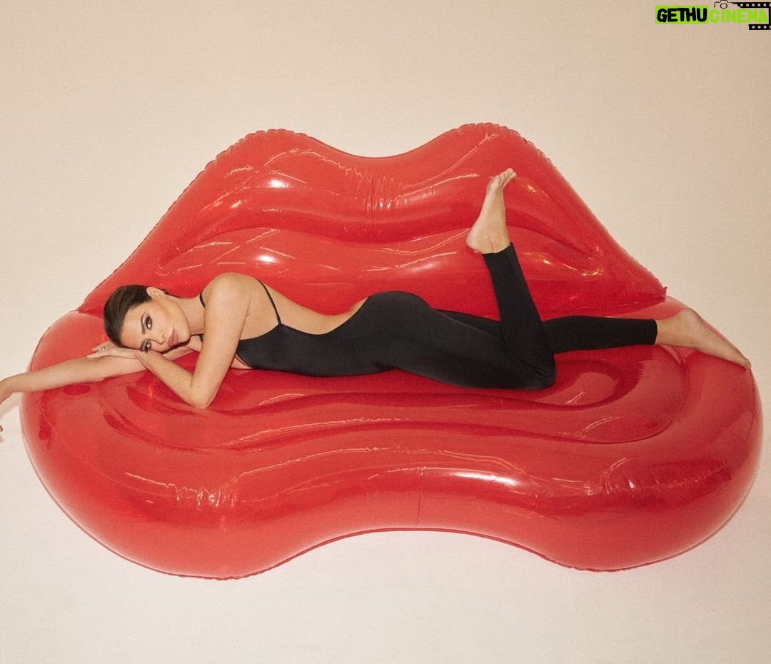 Lisa Rinna Instagram - LIPS 💋💋💋💋 RINNABEAUTY.COM