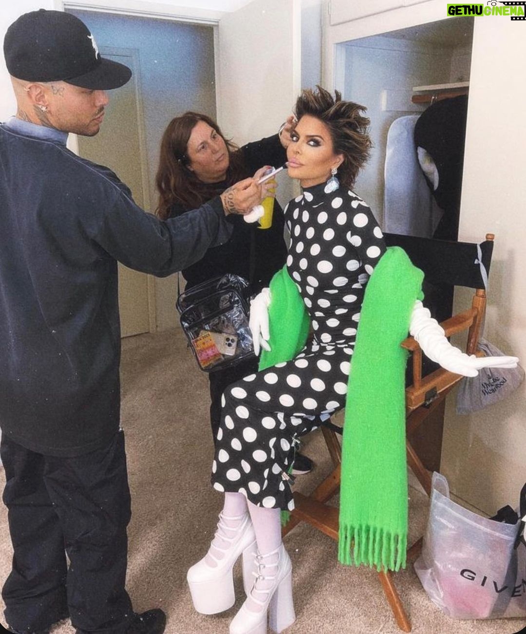 Lisa Rinna Instagram - Hi!!!! @papermagazine in @marcjacobs with @manthony783 and @kikihaircutter 💚