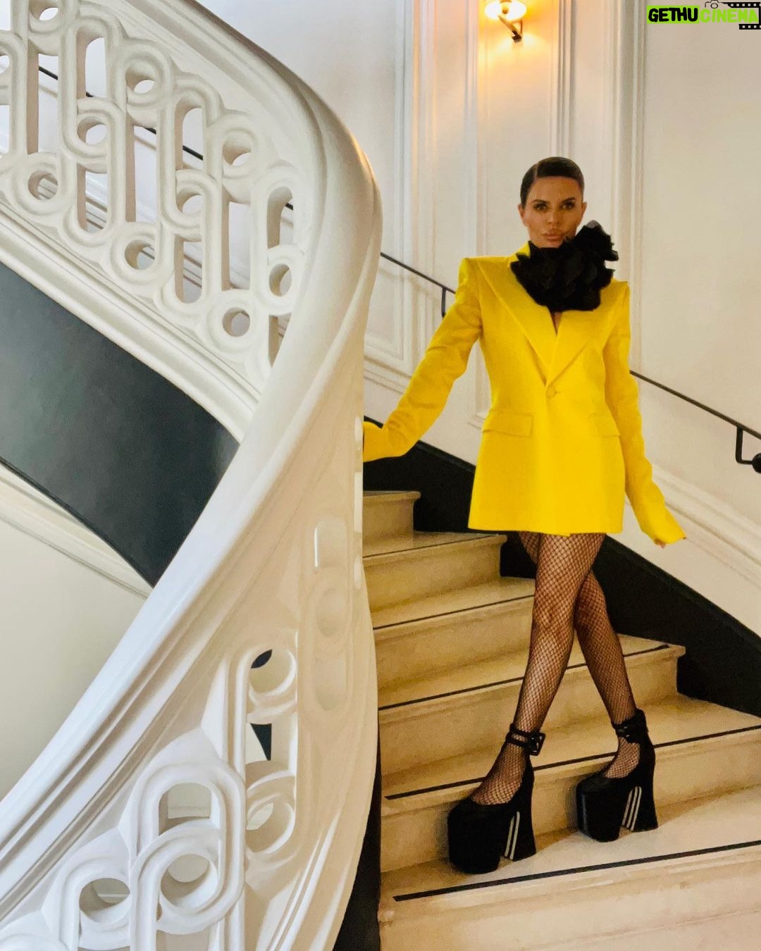 Lisa Rinna Instagram - It’s very Very chic at @maisondelanoparis 💛 Paris, France