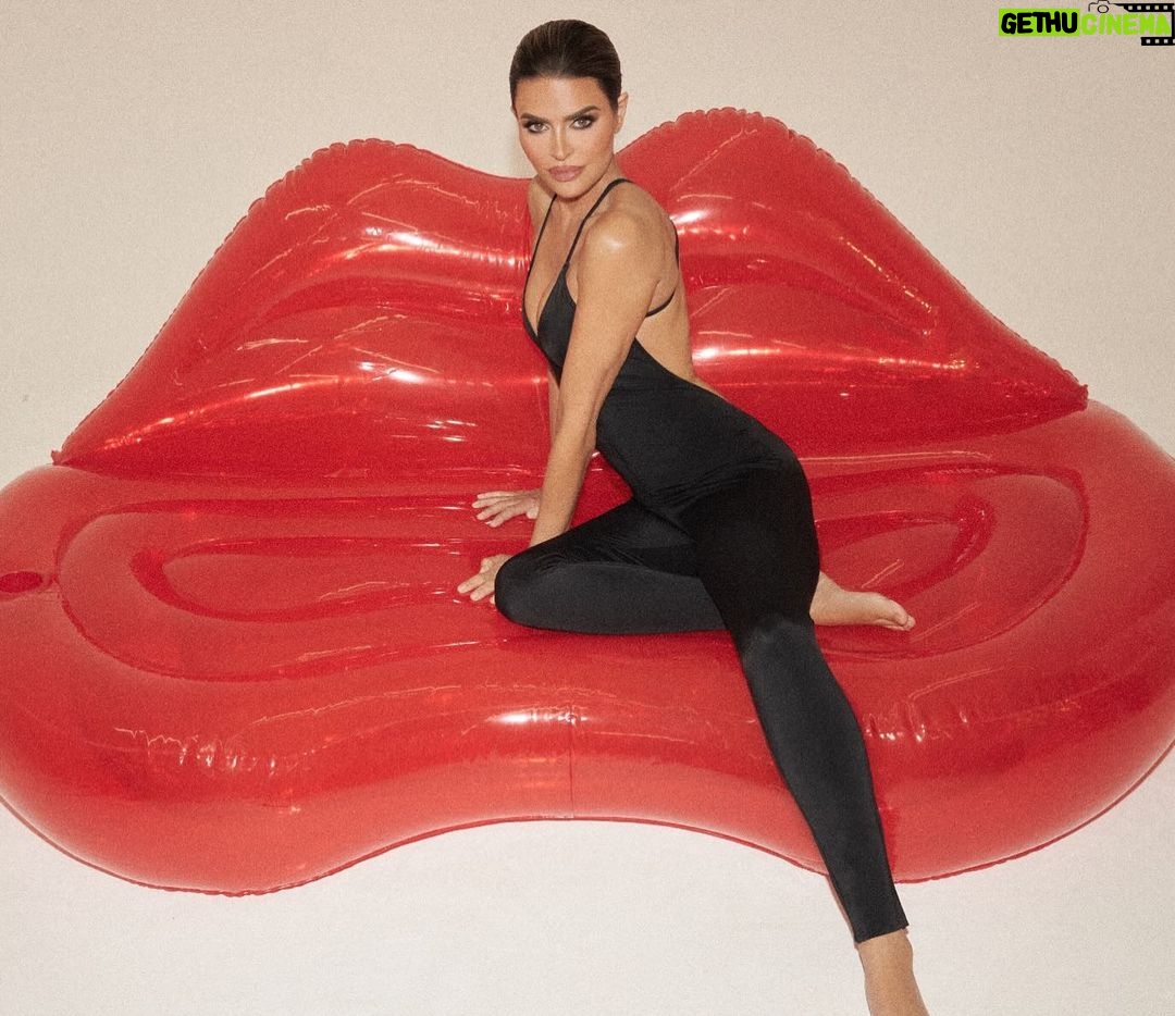 Lisa Rinna Instagram - LIPS 💋💋💋💋 RINNABEAUTY.COM