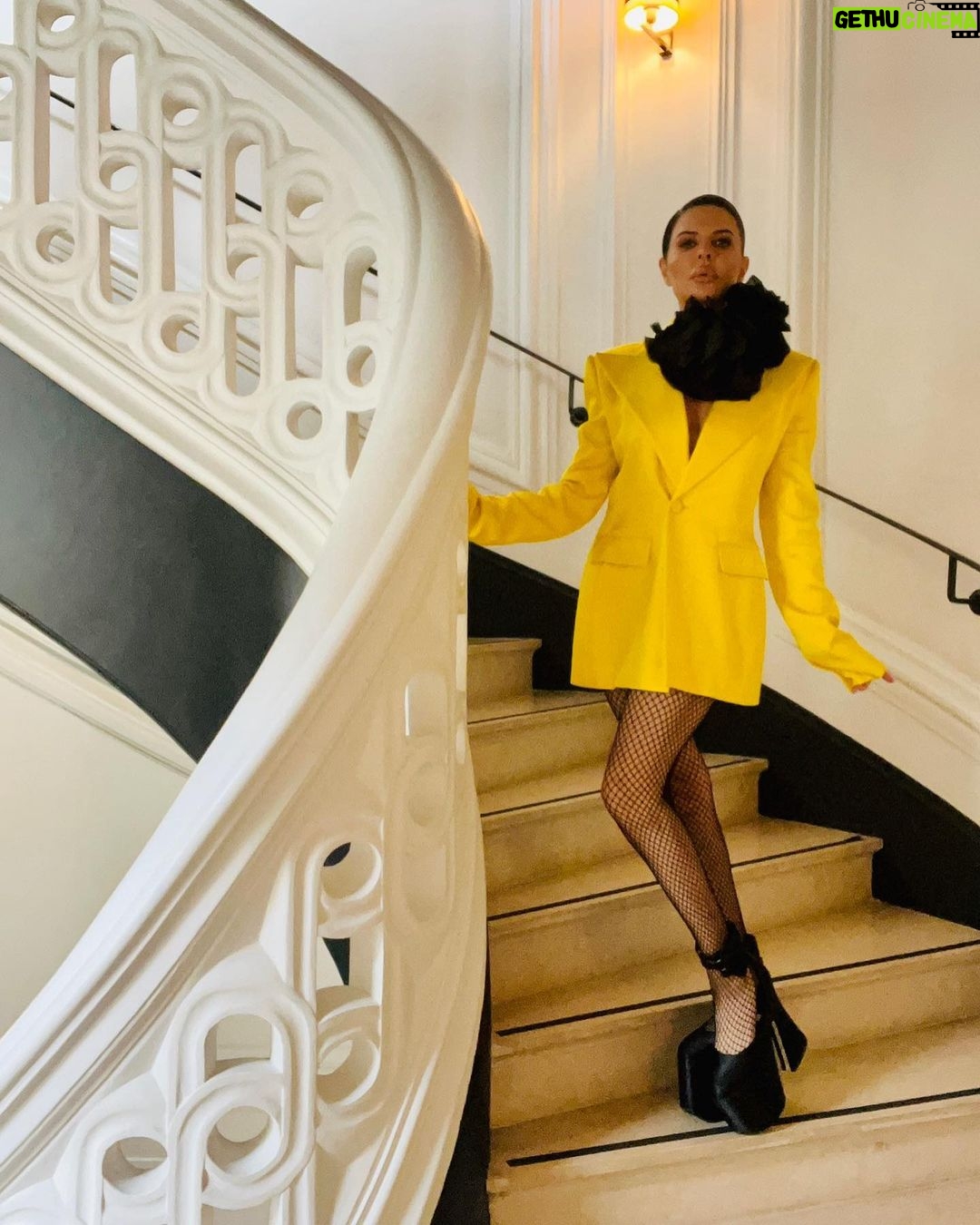 Lisa Rinna Instagram - It’s very Very chic at @maisondelanoparis 💛 Paris, France