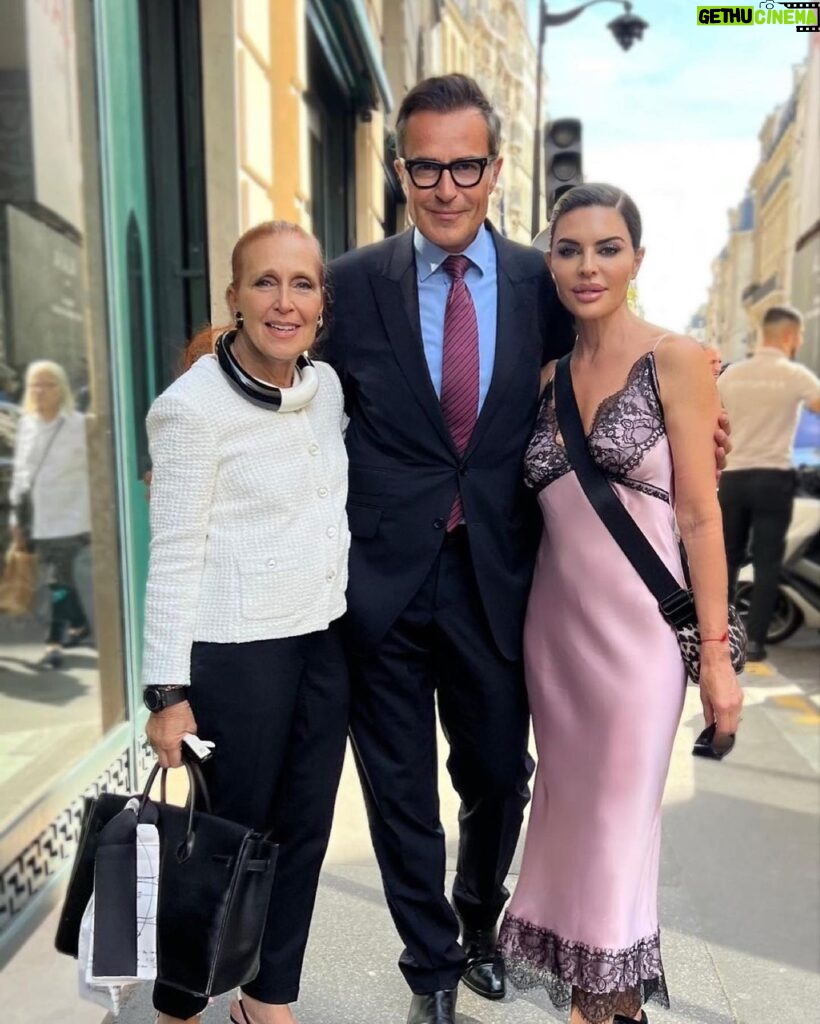 Lisa Rinna Instagram - I Love Paris 🇫🇷❤️ and @michaelcostefr so much and to get to see the great Danielle Steele?!!! What a thrill!!!! ❣️ Repost from @michaelcostefr How exciting to run into #LisaRinna & #DanielleSteel in #Paris during #FashionWeek 🇫🇷 #PFW