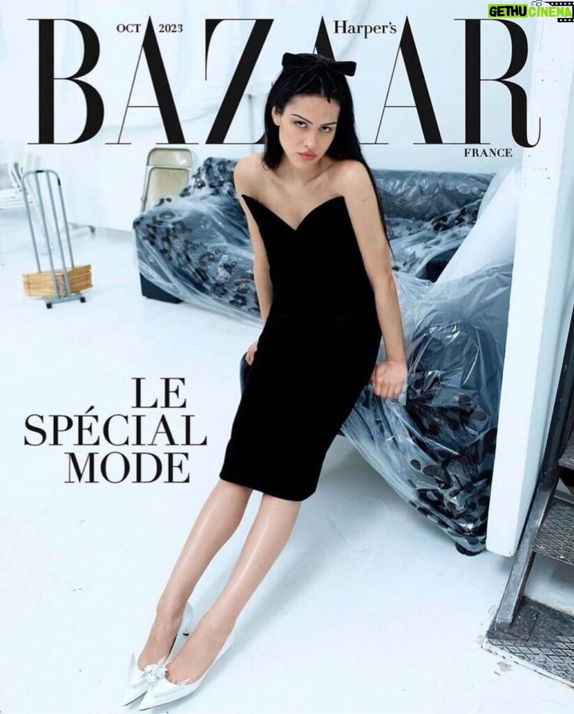 Lisa Rinna Instagram - What an absolute THIRLL it is to wake up in Paris this morning to This!!! 🇫🇷🥖#ProudMomma ❤️ @bazaarfrance COVER STORY…X3 Merci, merci, merci… words cannot express this feeling. Thank you @bazaarfrance. Thank you @karimsadli @elodiedavid @piergiorgio @damienboissinothair @petros_petrohilos