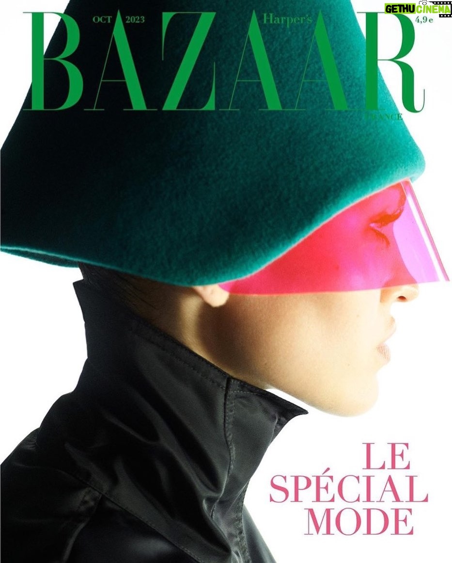 Lisa Rinna Instagram - Repost from @bazaarfrance •Another Day Another Cover! Go @ameliagray 🩷 LE SPÉCIAL MODE Crinière noir de jais, pupille sombre, sourcil corsé et moue à la Bardot, @ameliagray, nouvelle idole des podiums, est en couverture de ce numéro Harper’s Bazaar France. Fille de la comédienne et star de la téléréalité @lisarinna, couvée par les caméras dès son plus jeune âge, la Californienne de 22 ans exhale un je-ne-sais- quoi de solaire et accrocheur, promesse d’une trajectoire étoilée. En kiosque, ce jeudi 21 septembre. - Jet-black hair, dark pupils, full-bodied eyebrows and Bardot-like pout, @ameliagray, the new catwalk idol, is on the cover of this issue of Harper's Bazaar France. Daughter of actress and reality TV star @lisarinna, who was in the spotlight from an early age, the 22-year-old Californian exudes a sunny, eye-catching je ne sais quoi, the promise of a star-studded career. On newsstands this Thursday 21 September. Photographe : @karimsadli Stylisme : @elodiedavid Mannequin : @ameliagray Rédacteur en chef : Olivier Lalanne Directeur de la création : @atelierfranckdurand Directeur artistique : @damien.re Design : @marinmuteaud Casting : @piergiorgio at @dmcasting Coiffure : @damienboissinothair Maquillage : @petros_petrohilos Manucure : @AmandineCauvas Assistantes stylistes : @paulinecharriere, @actualnametaken et #RachelTouboul Production : @brachfeld_ Set designer : @julien_ca Remerciements : @xxo.events #fashionissue #bazaar #bazaarfrance