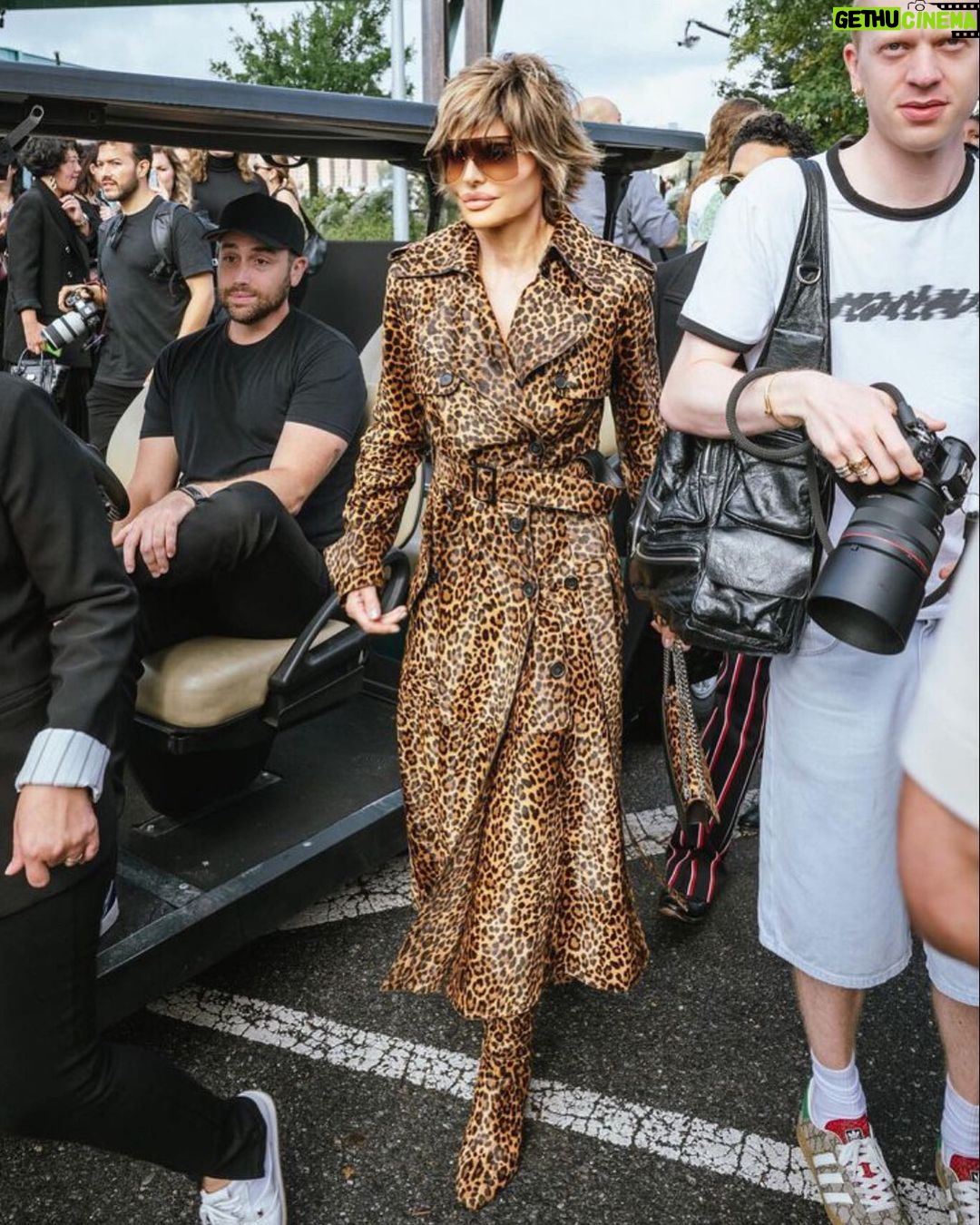 Lisa Rinna Instagram - Movin and groovin at @michaelkors #NYFW 🐆🤎 Brooklyn, New York