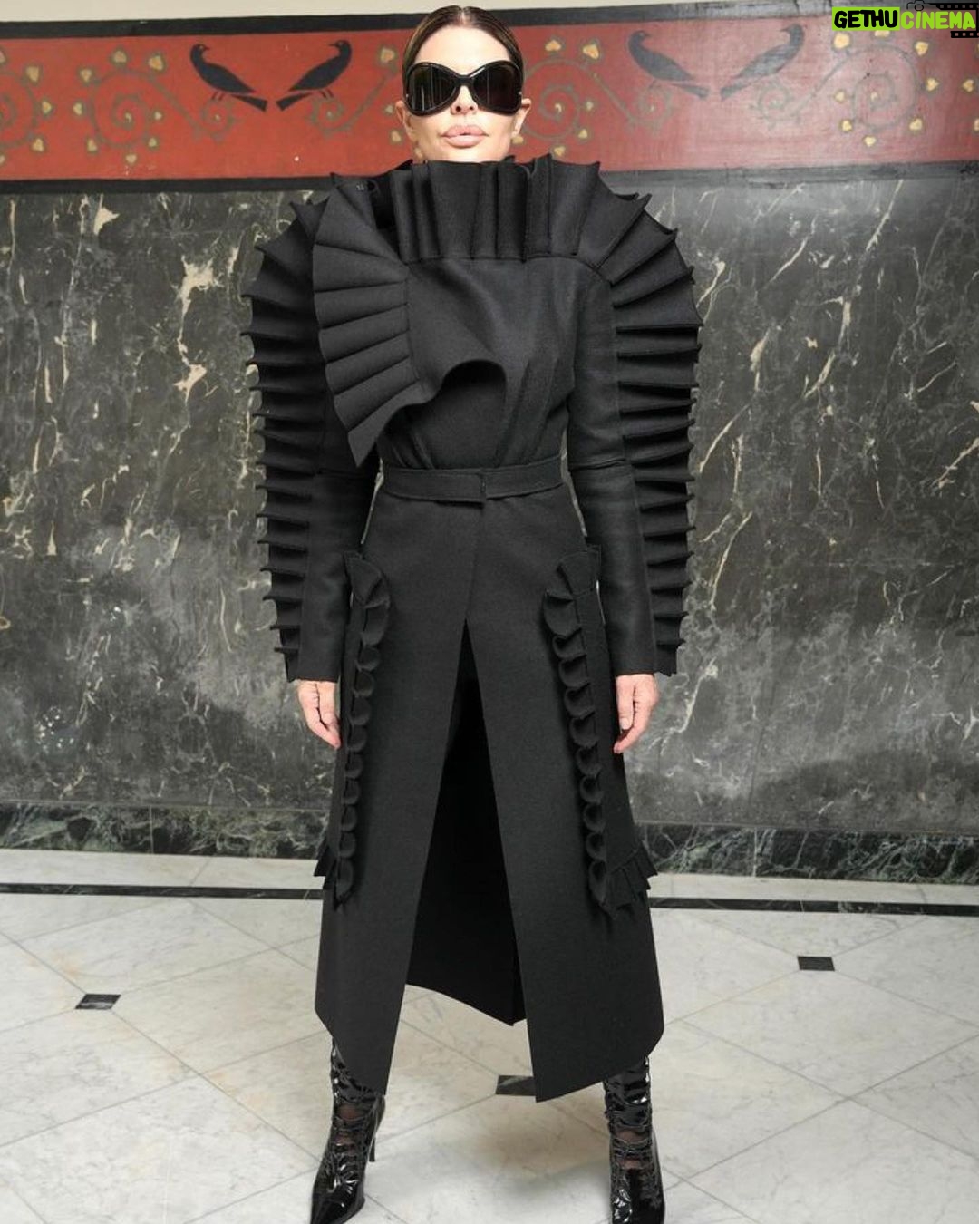 Lisa Rinna Instagram - Repost from @viktorandrolf Arrivals at ‘Embodiment’ Haute Couture Autumn/Winter 2023 📸 by @stephanefeugerephotography #viktorandrolf30years