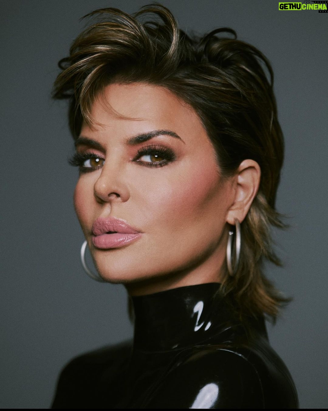 Lisa Rinna Instagram - @rinnabeauty We are going into our 4th year! Thank you for your love and support! 🙏🏼❤️💋 2 new GORGEOUS Lip Kits coming soon!!!!! 💄👄 RINNABEAUTY.COM shot by @gregswalesart