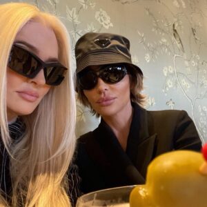 Lisa Rinna Instagram - Happy Birthday Thelma ❤️🍸♋️🦀🌹XOXOXO