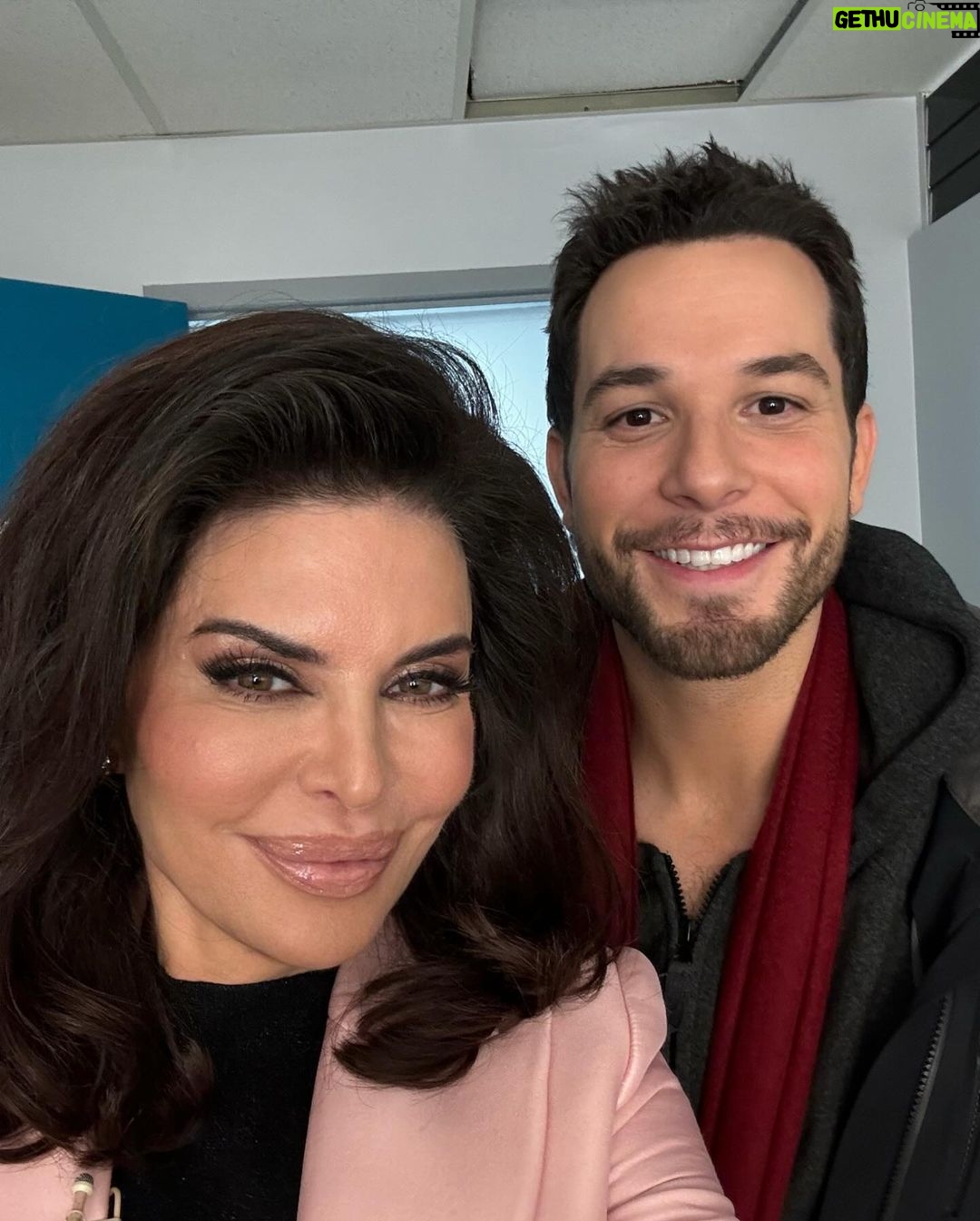 Lisa Rinna Instagram - TONIGHT! The Premiere of SO HELP ME TODD ❤️ MEET JENNIFER GIANOLA Morning Host AM Portland ☀️ @sohelpmecbs 9pm @cbstv and streaming on @paramountplus