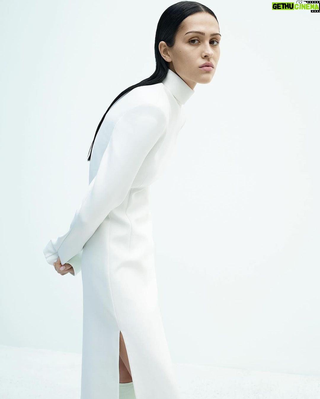 Lisa Rinna Instagram - Repost from @thelionsmgmt š¤ @AmeliaGray for @SPORTMAX Spring/Summer 2024ā ā photographed by @Mario_Sorrenti, styled by @ElodieDavid, hair by @wardhair4real, makeup by @therealofficialfrankb, casting by @julialangecastingā ā #AmeliaGray #SPORTMAXss24 #thelionsmanagement