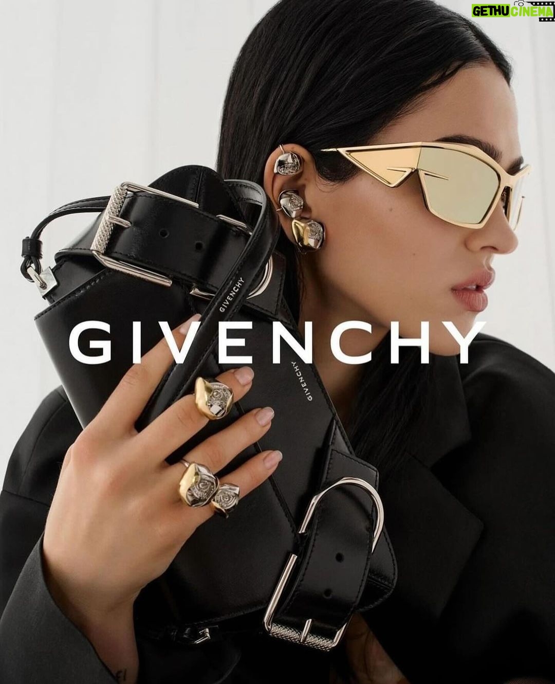 Lisa Rinna Instagram - Repost from @ameliagray Go Amelia! ❤️ Givenchy 🖤 I love you all so much… thank you for having me back🪄 @matthewmwilliams @carineroitfeld @kacperkasprzyk @michalbielecki_ @therealstephanemarais @dmcasting @piergiorgio