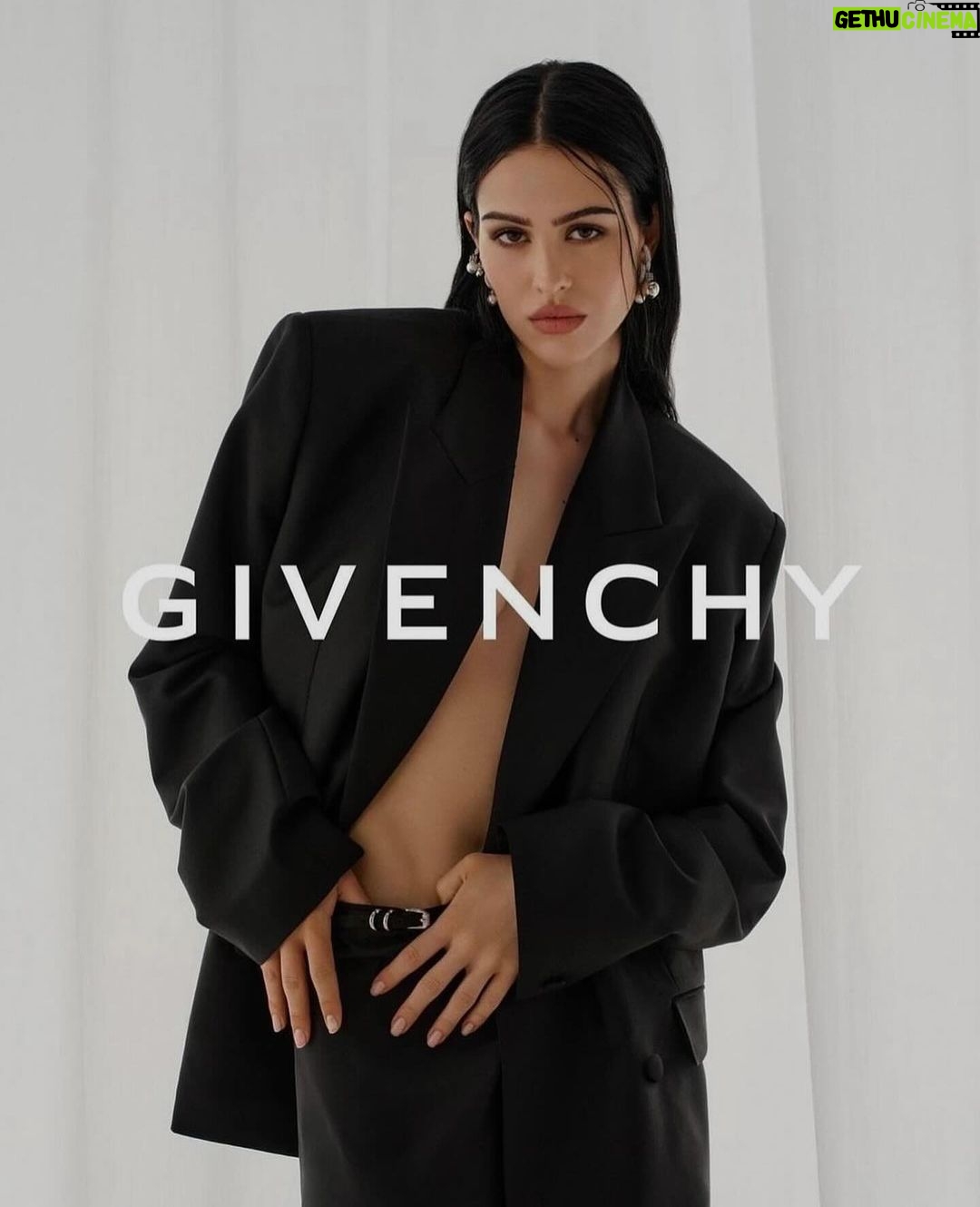 Lisa Rinna Instagram - Repost from @ameliagray Go Amelia! ❤️ Givenchy 🖤 I love you all so much… thank you for having me back🪄 @matthewmwilliams @carineroitfeld @kacperkasprzyk @michalbielecki_ @therealstephanemarais @dmcasting @piergiorgio