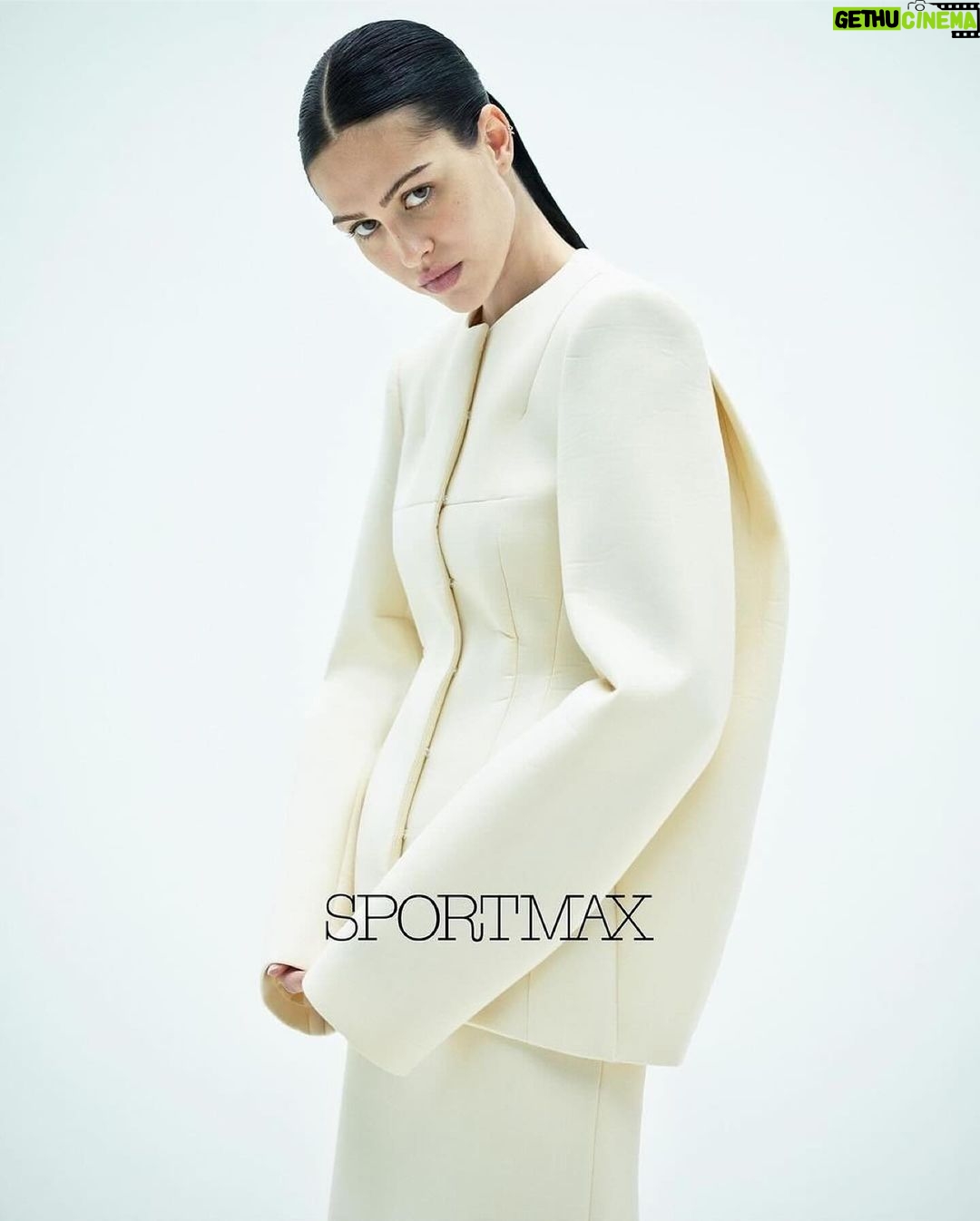 Lisa Rinna Instagram - Repost from @thelionsmgmt š¤ @AmeliaGray for @SPORTMAX Spring/Summer 2024ā ā photographed by @Mario_Sorrenti, styled by @ElodieDavid, hair by @wardhair4real, makeup by @therealofficialfrankb, casting by @julialangecastingā ā #AmeliaGray #SPORTMAXss24 #thelionsmanagement