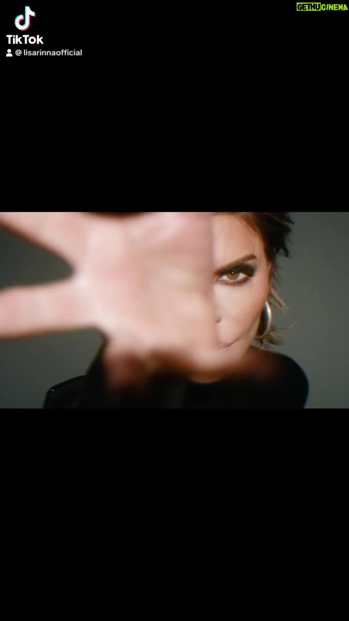 Lisa Rinna Instagram - I love this song (not the original song we did this to, but bam it worked) @rinnabeauty 💋💋💋 #remix