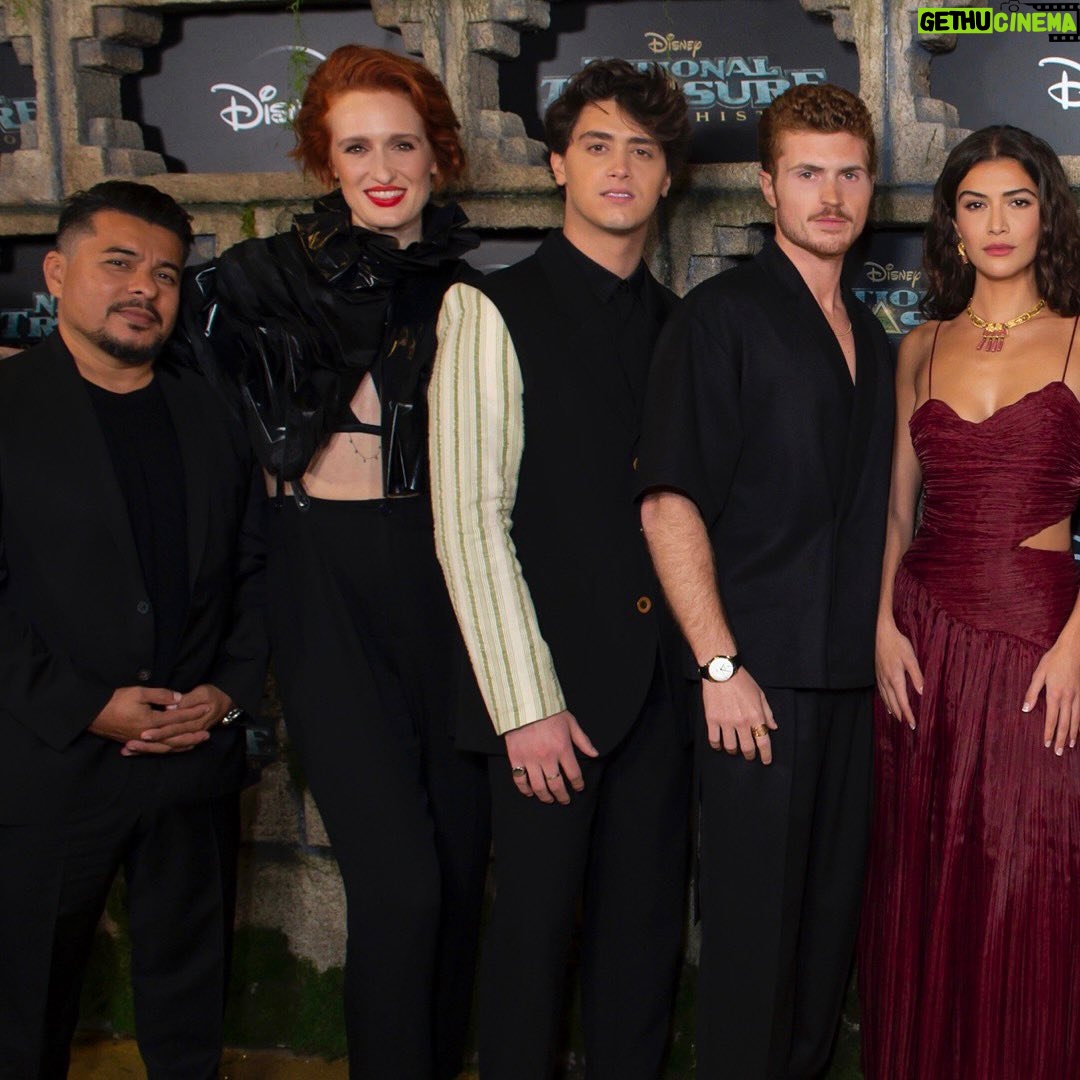 Lisette Olivera Instagram - i’m at a loss for words. @disneynt premiere at @elcapitanthtre was a dream, and i’m so excited to share Jess with you all on Dec 14 on @disneyplus. shout out to my NT family. i feel so humbled to be standing next to such an incredible group of talent. 💛✨